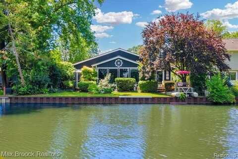 2840 Wall Street, Keego Harbor, MI 48320