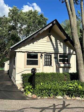 2049 Willow Beach Street, Keego Harbor, MI 48320