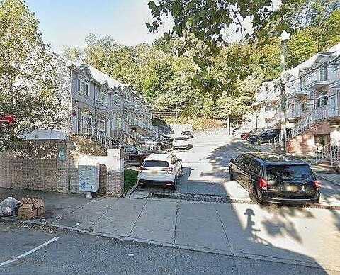 Maxie Ct, STATEN ISLAND, NY 10304