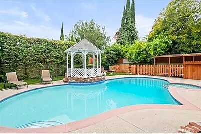 Satur, Los Angeles, CA 91352