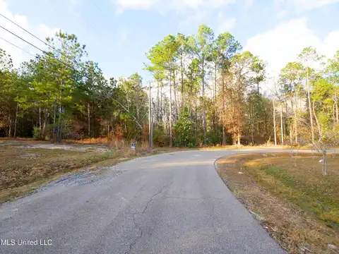 Choctaw Pl, Kiln, MS 39556