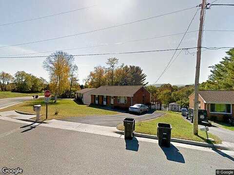 Stacie, VINTON, VA 24179