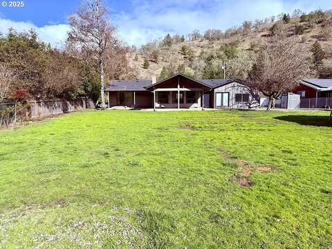 Singing Waters, WINCHESTER, OR 97495