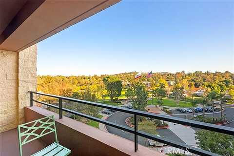 Paseo Del Lago, LAGUNA WOODS, CA 92637