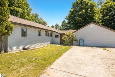 637 Crystal Avenue, Frankfort, MI 49635