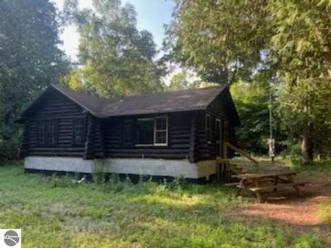 59 Broadway, Frankfort, MI 49635