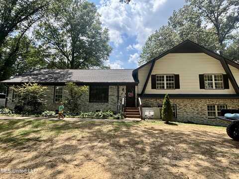 696 Country Club Drive, Senatobia, MS 38668