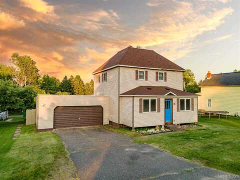 813 Harding, Iron River, MI 49935
