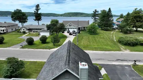 1483 Washington, Munising, MI 49862