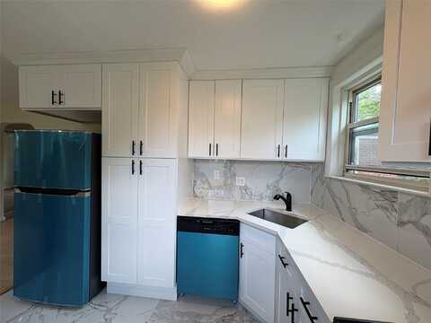 255-31 75 Avenue, Glen Oaks, NY 11004