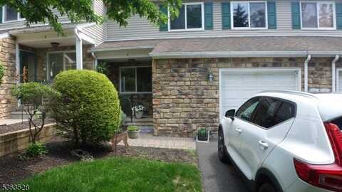 5 Tor Pl, Hopatcong, NJ 07843