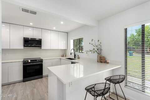 1126 E LAWRENCE Road, Phoenix, AZ 85014