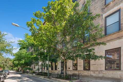 909 W. Wisconsin Street, Chicago, IL 60614