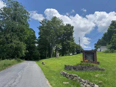 Oakcrest Dr, BECKLEY, WV 25801