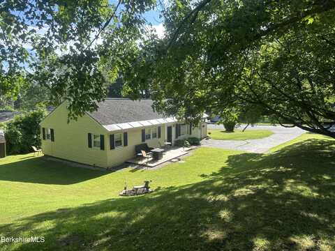 4 Beaumont Dr, Pittsfield, MA 01201