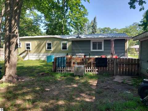 818 CRESTWOOD LANE, TRAVERSE CITY, MI 49686