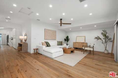 22126 De La Osa St, Woodland Hills, CA 91364