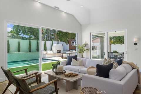 7938 Kenyon Avenue, Los Angeles, CA 90045