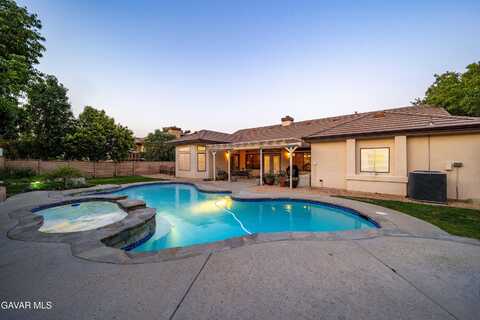 42237 Round Hill Drive, Lancaster, CA 93536