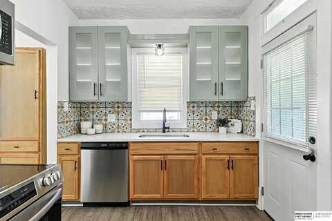 1711 Madison Street, Omaha, NE 68107