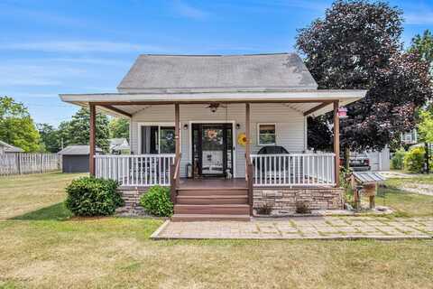 515 Locust Street, Howard City, MI 49329