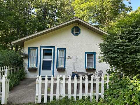 982 Charles Street, South Haven, MI 49090