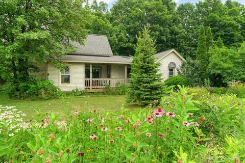 906 E Main Street, Lowell, MI 49331