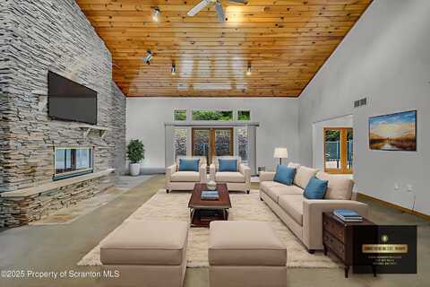 176 W Mountain Road, Blakely, PA 18447