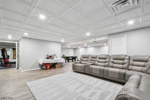 179 Sunshine Dr, Piscataway, NJ 08854