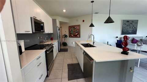 8001 NW 41st St, Doral, FL 33166