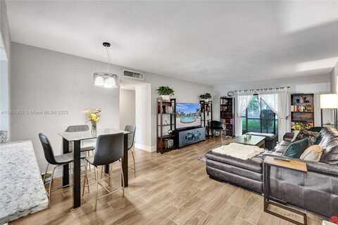 8504 Old Country Mnr, Davie, FL 33328