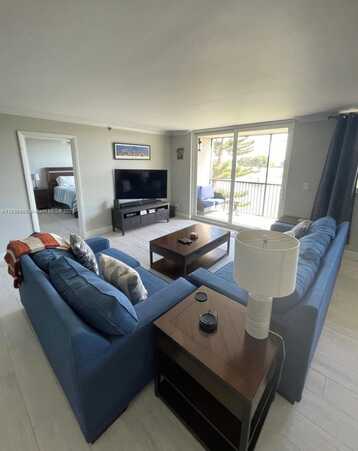 3300 W Rolling Hills Cir, Davie, FL 33328