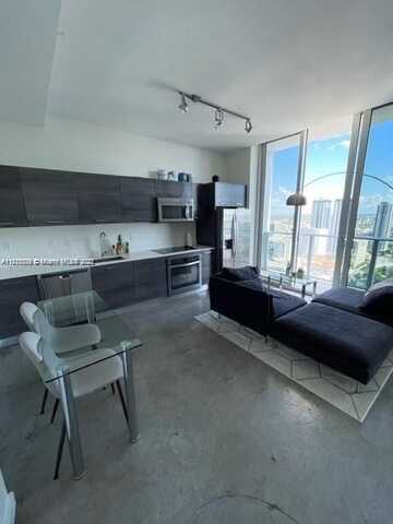 151 SE 1st St, Miami, FL 33131