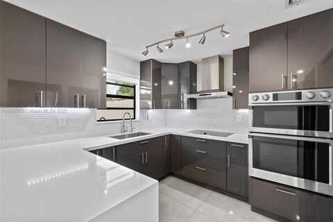 10932 NW 7th St, Miami, FL 33172