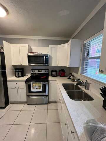 13715 Kendale Lakes Cir, Miami, FL 33183