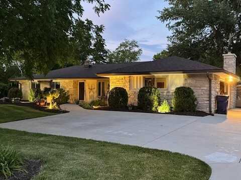 730 Maplewood Ln, Cedarburg, WI 53012