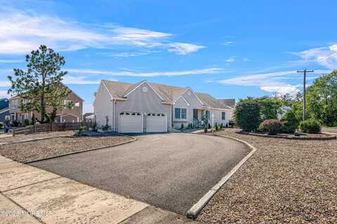 50 Yardarm Court, Bayville, NJ 08721