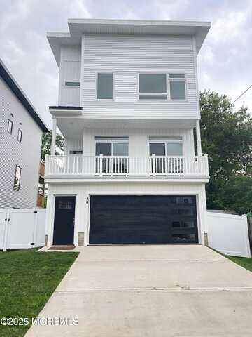 29 Woodland Avenue, Keansburg, NJ 07734