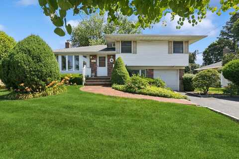 17 Wren Drive, Woodbury, NY 11797