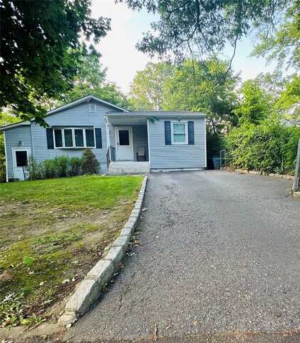 7 Oaklawn Avenue, Farmingville, NY 11738