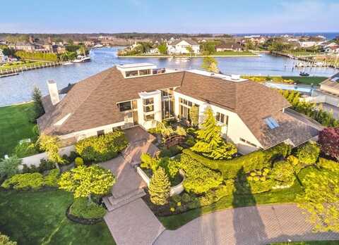 136 The Helm, East Islip, NY 11730