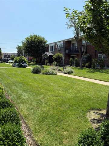 18 Ivy Street, Farmingdale, NY 11735