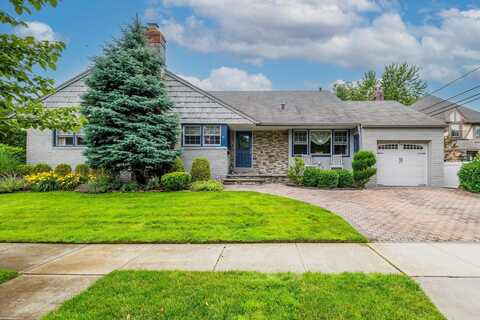 6 Blenheim Court, Rockville Centre, NY 11570