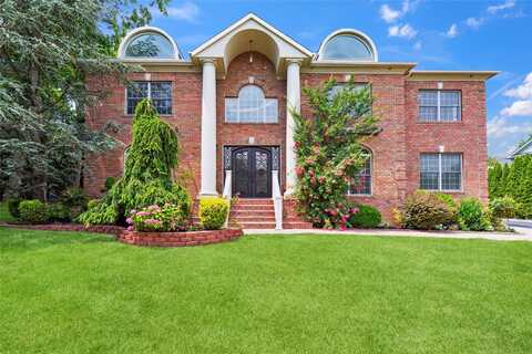 10 Roseanne Drive, North Hills, NY 11576
