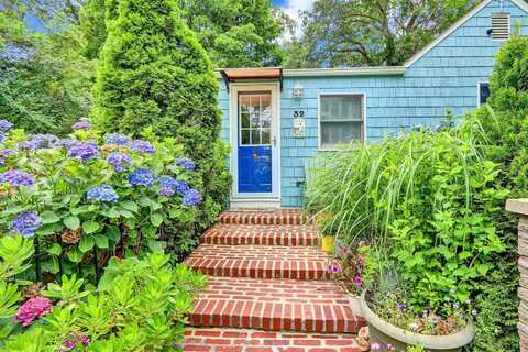 32 Dewey Street, Port Jefferson Station, NY 11776