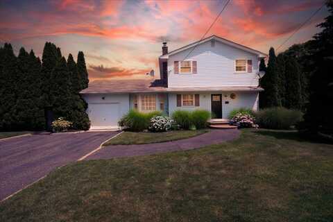 75 Head Of The Neck Road, Bellport, NY 11713