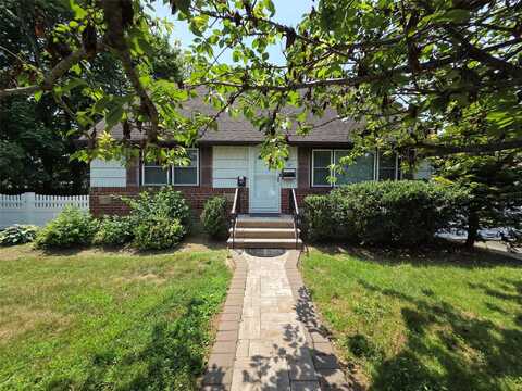 5 Denton Pl, Farmingdale, NY 11735