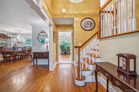 324 Plymouth Avenue, Brightwaters, NY 11718