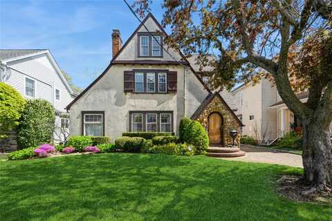 21 Varick Court, Rockville Centre, NY 11570