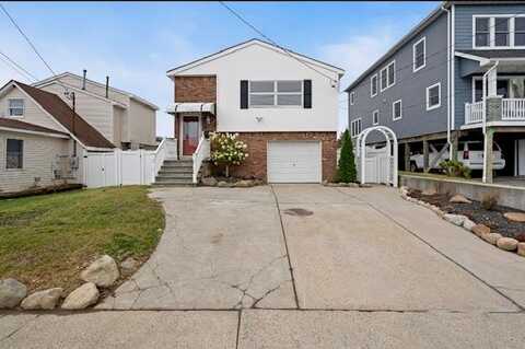 881 Surf Street, Lindenhurst, NY 11757